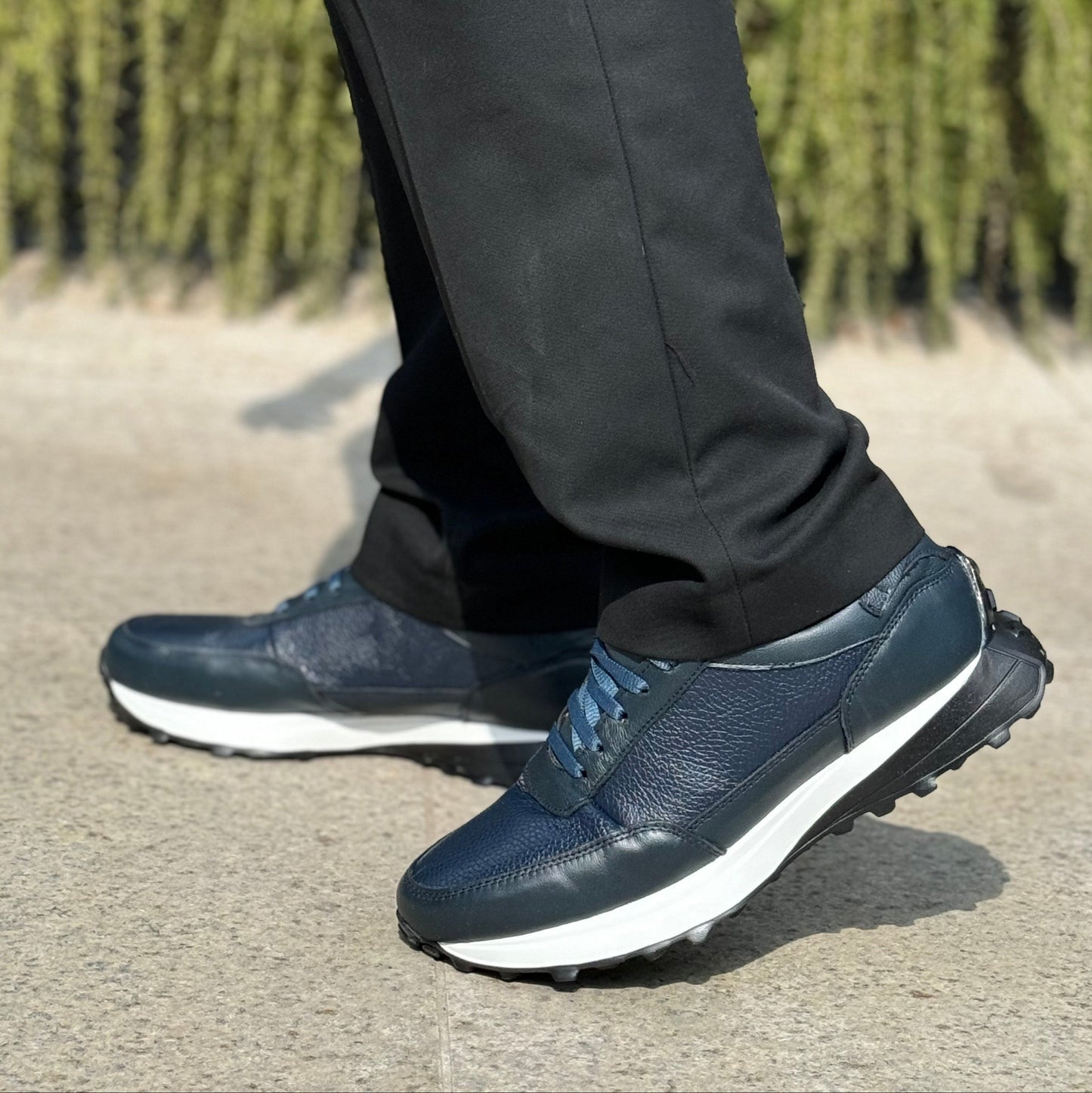 sneakers de piel venado azul marino con suela extraligera 20k