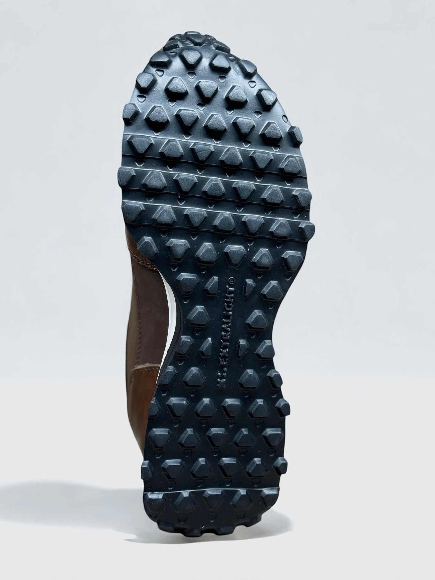 sneaker de piel venado aplicacion piel exotico color cafe tabaco mod 20k