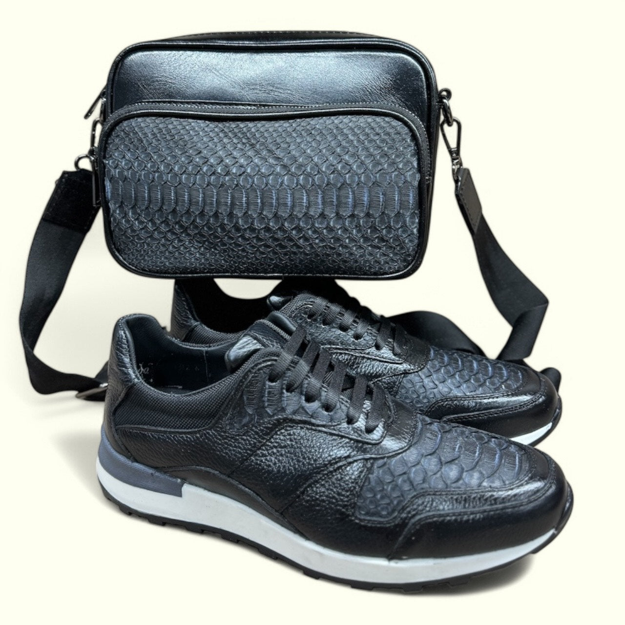 combo de tenis de piel y bandolera en piel exotica vibora blue jean black 6030