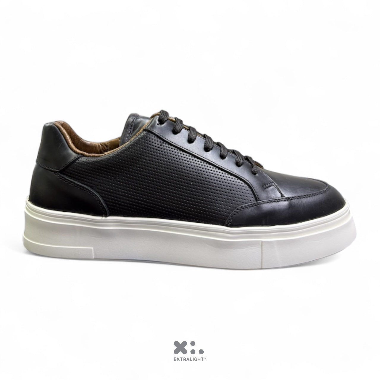 sneaker de piel pullup black perforado 16k vermil extralight