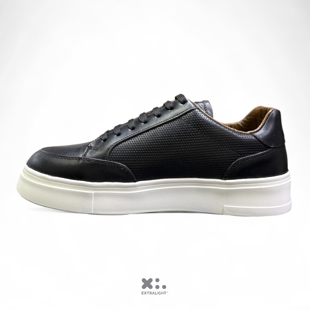 sneaker de piel pullup black perforado 16k vermil extralight