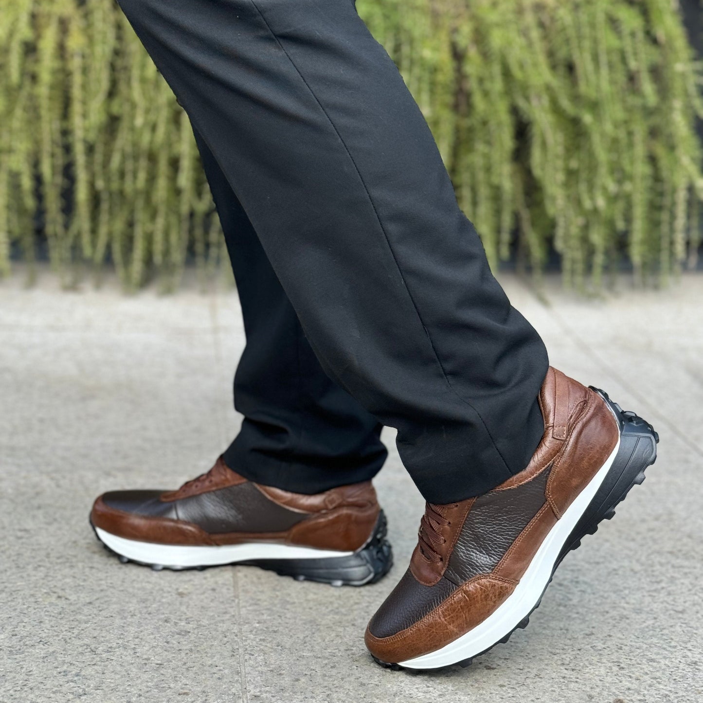 sneaker de piel venado / cafe chocolate  napa tabaco  piel mod 20k suela extraligera